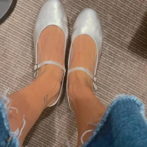 Merceditas Plateadas de Piel para Mujer – Elegancia y Comodidad | Ysbel